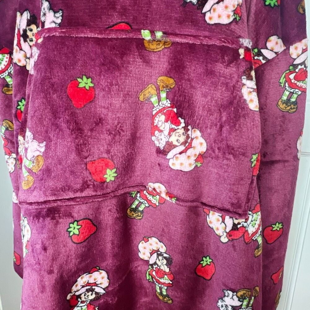 Strawberry Shortcake Sherpa Blanket Hoodie Burgundy Size XL Nwt - Picture 2 of 7